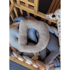 Litera, D Harfi, Yastık, Kırlent, Elyaf Dolgulu, Welsoft Kumaş, 40 Cm