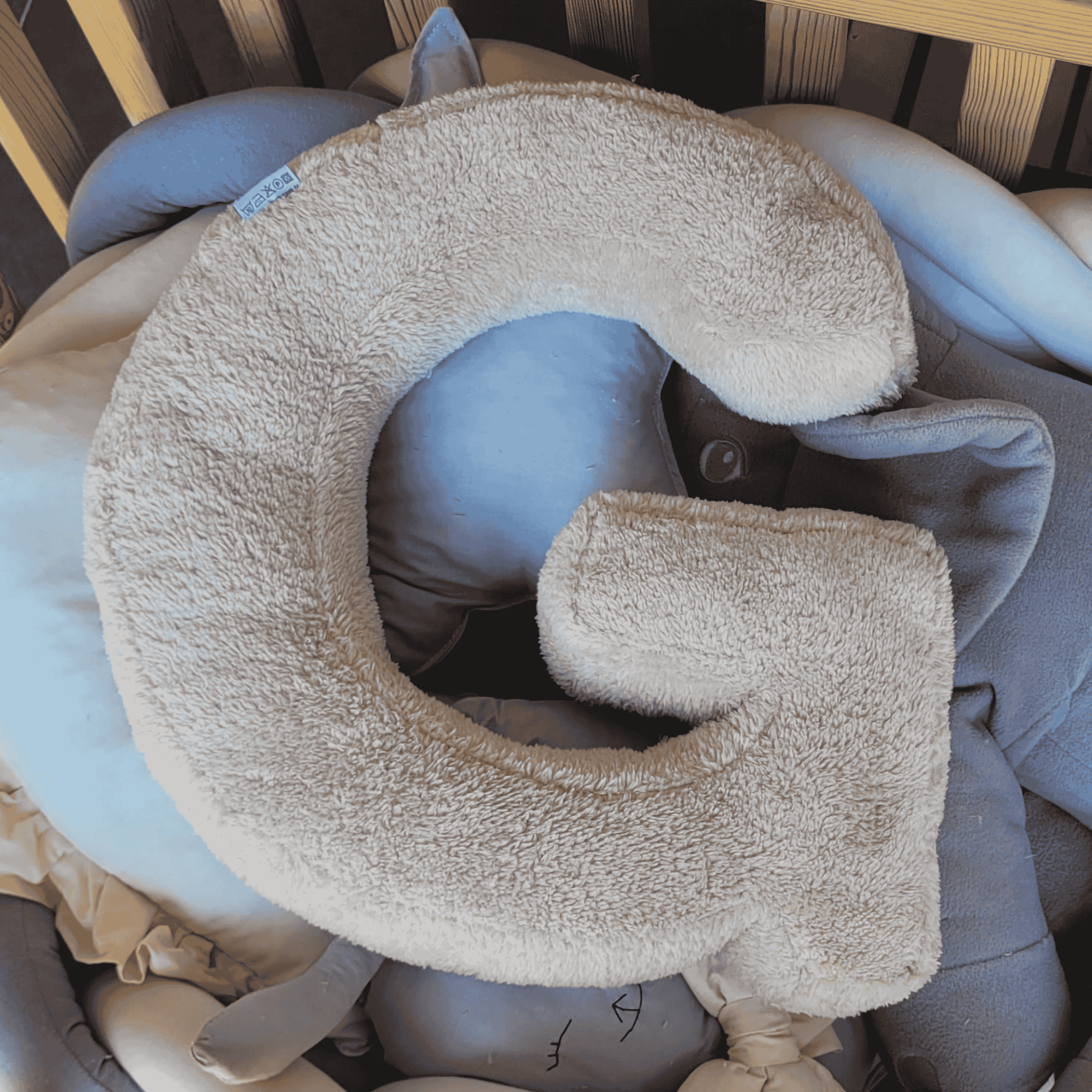 Litera, G Harfi, Yastık, Kırlent, Elyaf Dolgulu, Welsoft Kumaş, 40 Cm