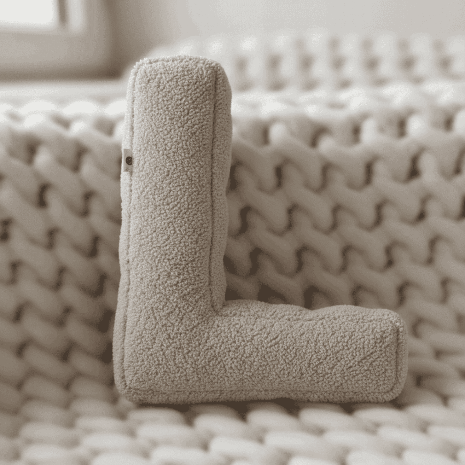 Litera, L Harfi, Yastık, Kırlent, Elyaf Dolgulu, Welsoft Kumaş, 40 Cm