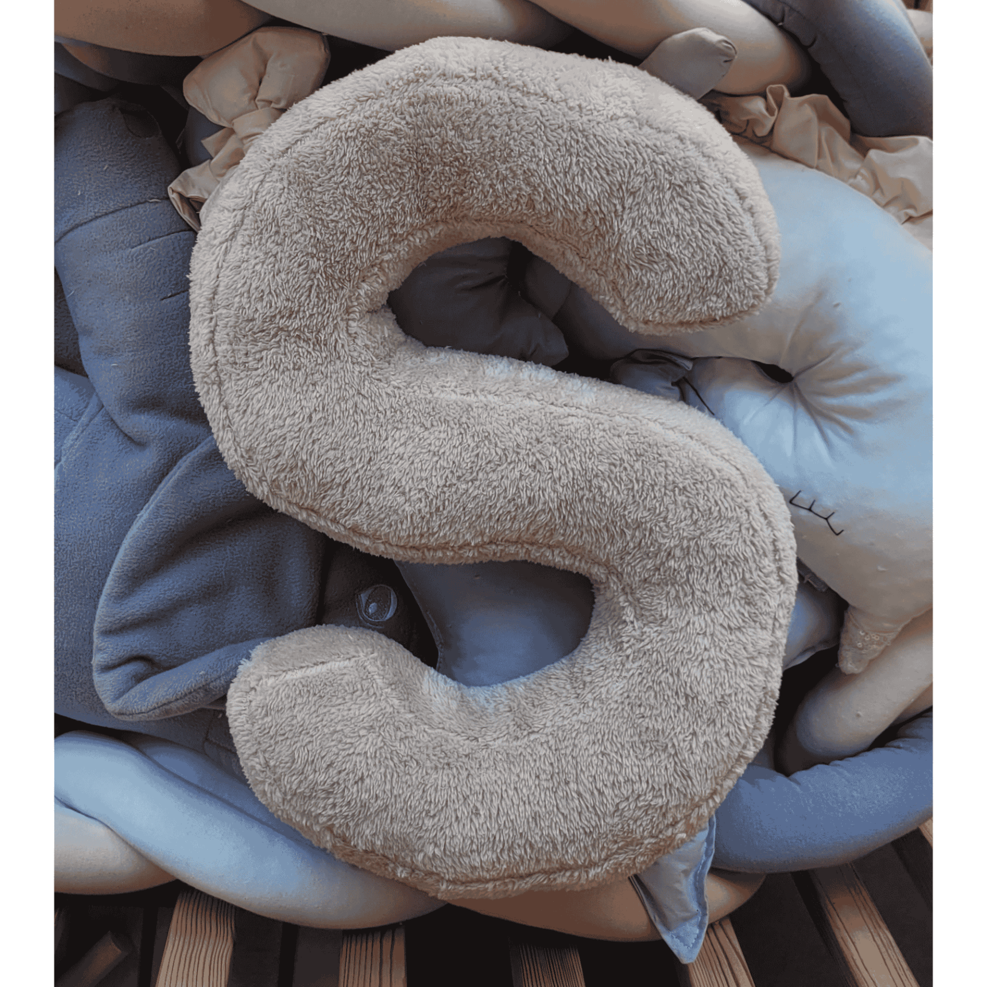 Litera, S Harfi, Yastık, Kırlent, Elyaf Dolgulu, Welsoft Kumaş, 40 Cm