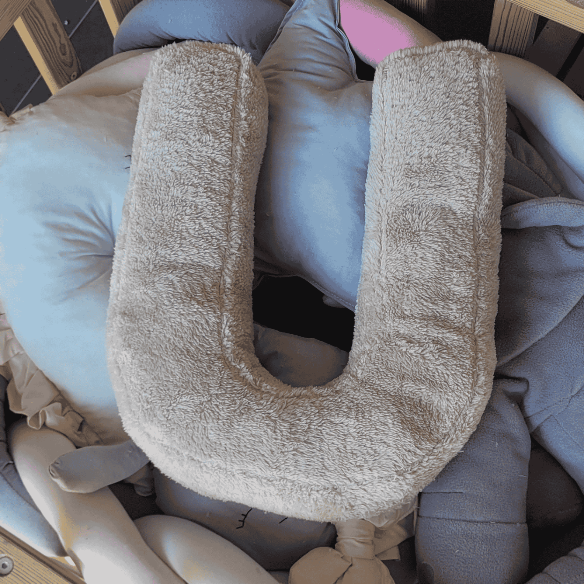 Litera, U Harfi, Yastık, Kırlent, Elyaf Dolgulu, Welsoft Kumaş, 40 Cm