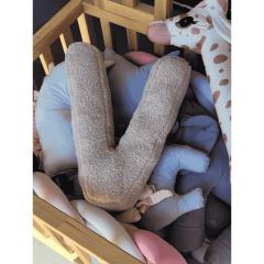 Litera, V Harfi, Yastık, Kırlent, Elyaf Dolgulu, Welsoft Kumaş, 40 Cm