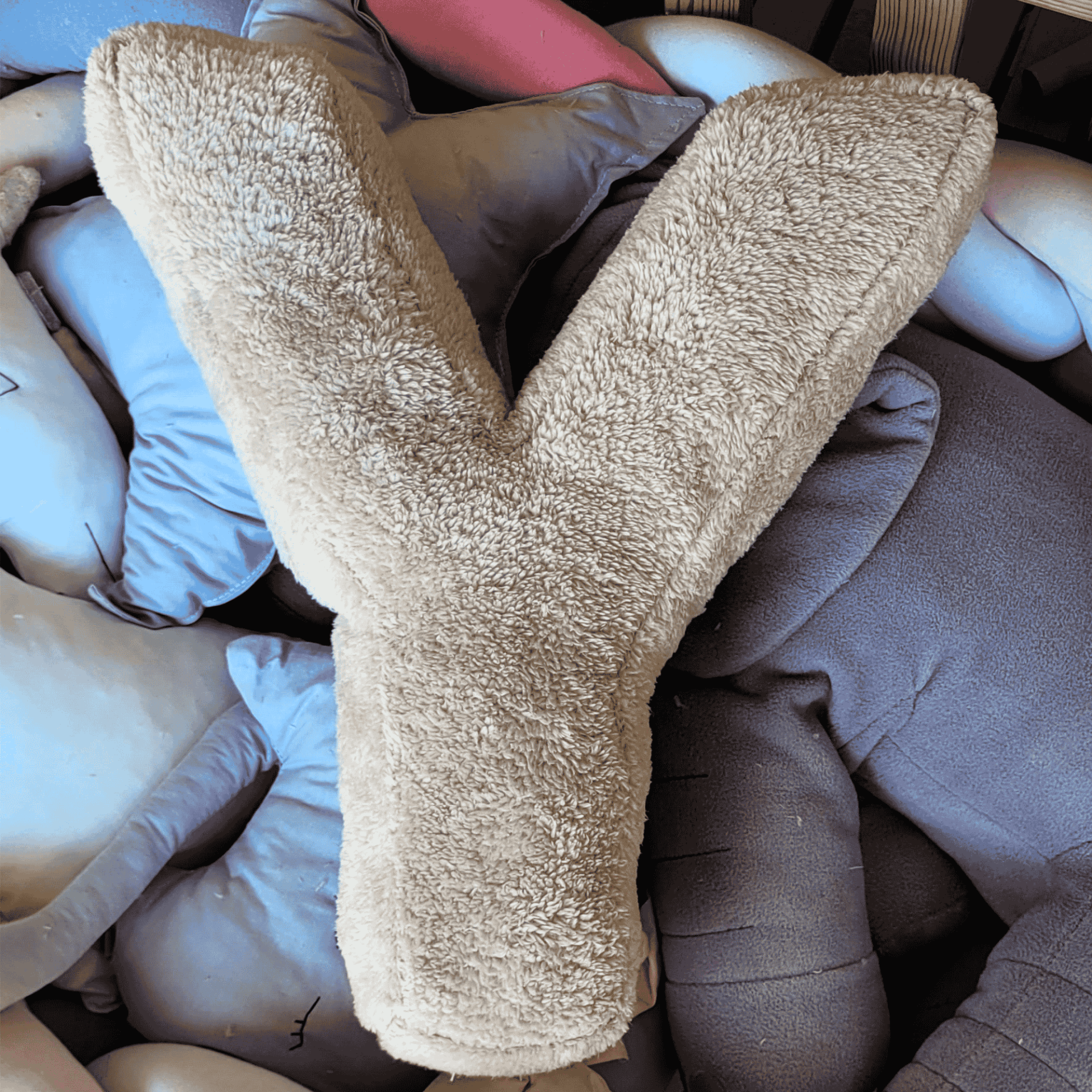 Litera, Y Harfi, Yastık, Kırlent, Elyaf Dolgulu, Welsoft Kumaş, 40 Cm